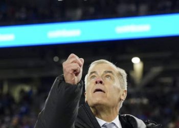 Prime Minister Mark Carney faces mixed reaction during Grey Cup coin toss