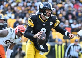 Steelers QB Aaron Rodgers injures left wrist in win over Bengals