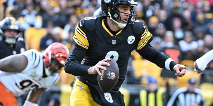 Steelers QB Aaron Rodgers injures left wrist in win over Bengals