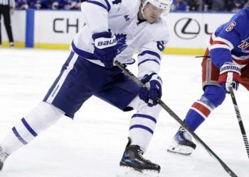 Canucks sign David Kampf to one-year deal