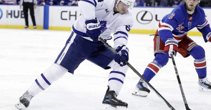 Canucks sign David Kampf to one-year deal