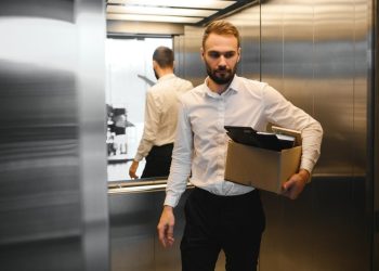 Top Economist Warns White-Collar Workers Are Facing Their ‘Detroit Auto Worker’ Moment As AI Begins Replacing Cognitive Jobs – Chegg (NYSE:CHGG), Amazon.com (NASDAQ:AMZN)