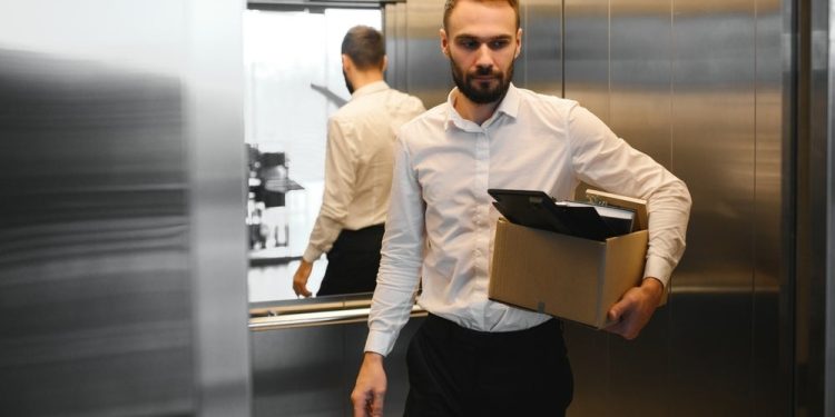 Top Economist Warns White-Collar Workers Are Facing Their ‘Detroit Auto Worker’ Moment As AI Begins Replacing Cognitive Jobs – Chegg (NYSE:CHGG), Amazon.com (NASDAQ:AMZN)