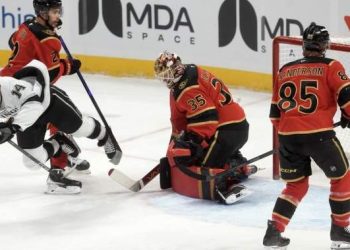 Forsberg shuts down Senators in return to Ottawa