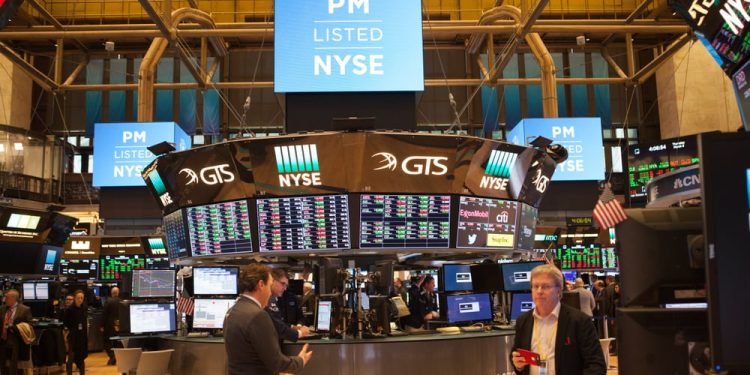 Stock Market Today: Nasdaq, S&P 500 Futures Down Despite Strong Black Friday Sales — NVIDIA MongoDB, Crowdstrike And Salesforce In Focus – Apple (NASDAQ:AAPL)