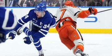 Leafs’ Matthews injured after knee-on-knee hit