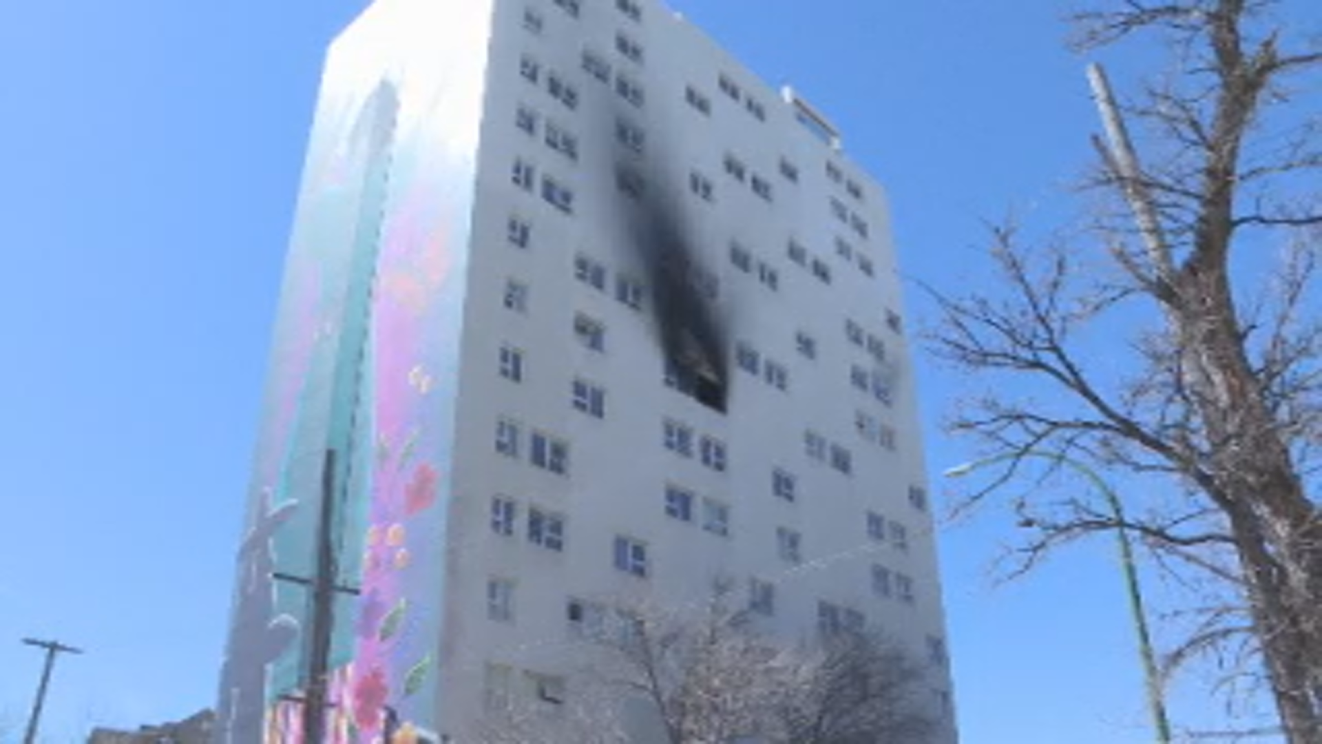 One person dead after fire at Kennedy Street apartment building – Winnipeg